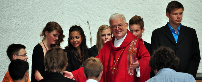 Weihbischof Dr. Johannes Kreidler mit den Firmlingen
