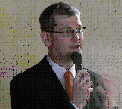 Pfarrer Krause spricht auf der Gemeindeversammlung 2013